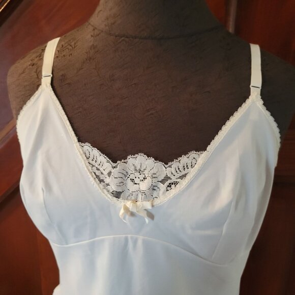 Vintage Warners White Slip Dress 36 W/ Lace Details & Adjustable Straps - Picture 8 of 11